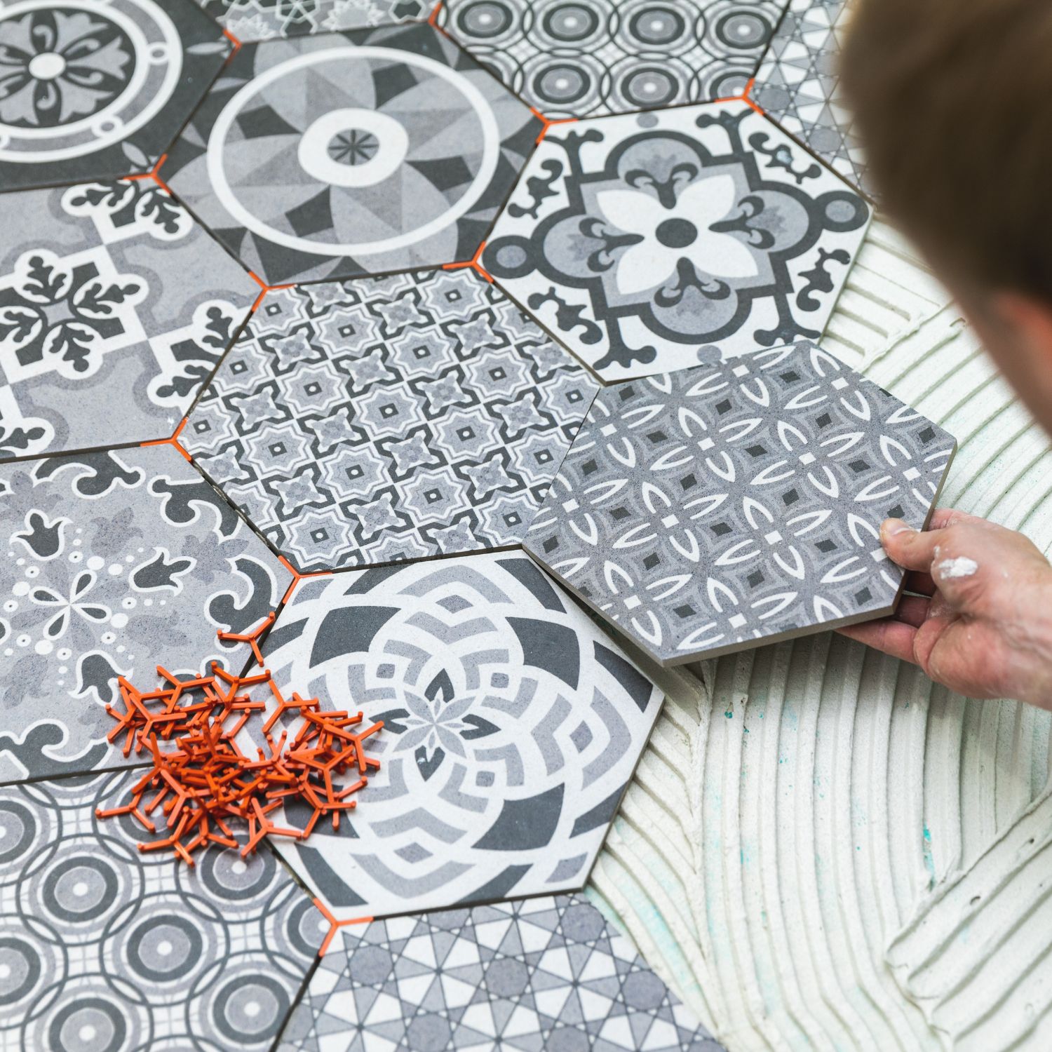 Lavoro eseguito da decoratore d’interni a Rivoli con piastrelle artistiche