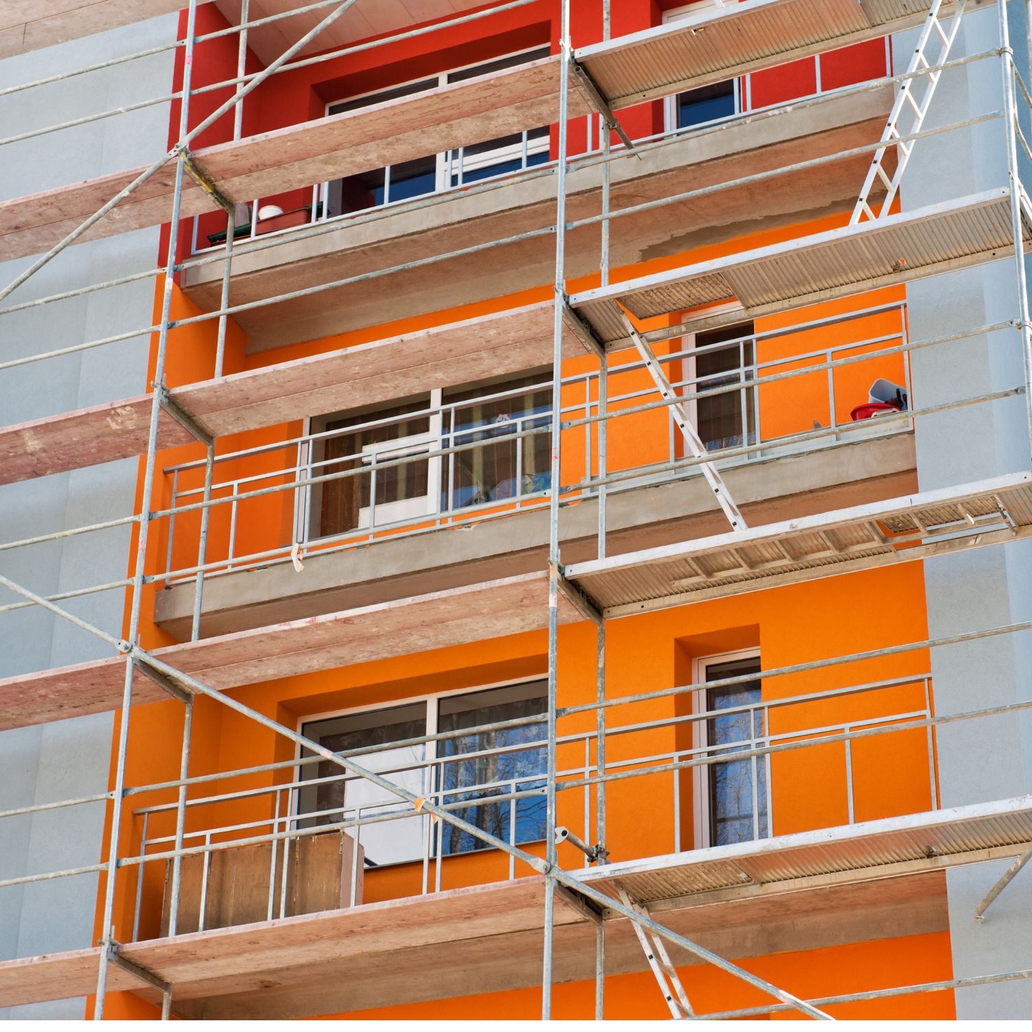 Lavori in corso per cappotto termico Rivoli su edificio a più piani