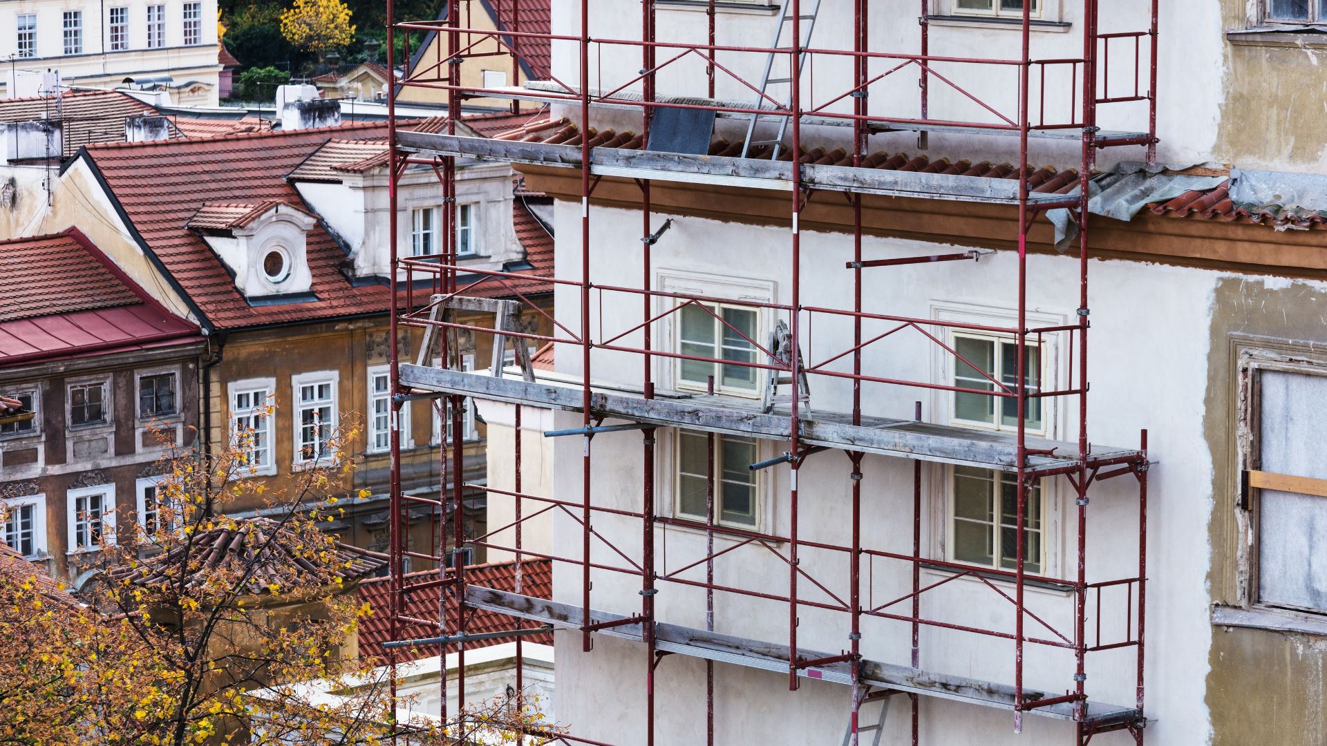 Rifacimento facciata con cappotto termico Rivoli e ponteggi installati