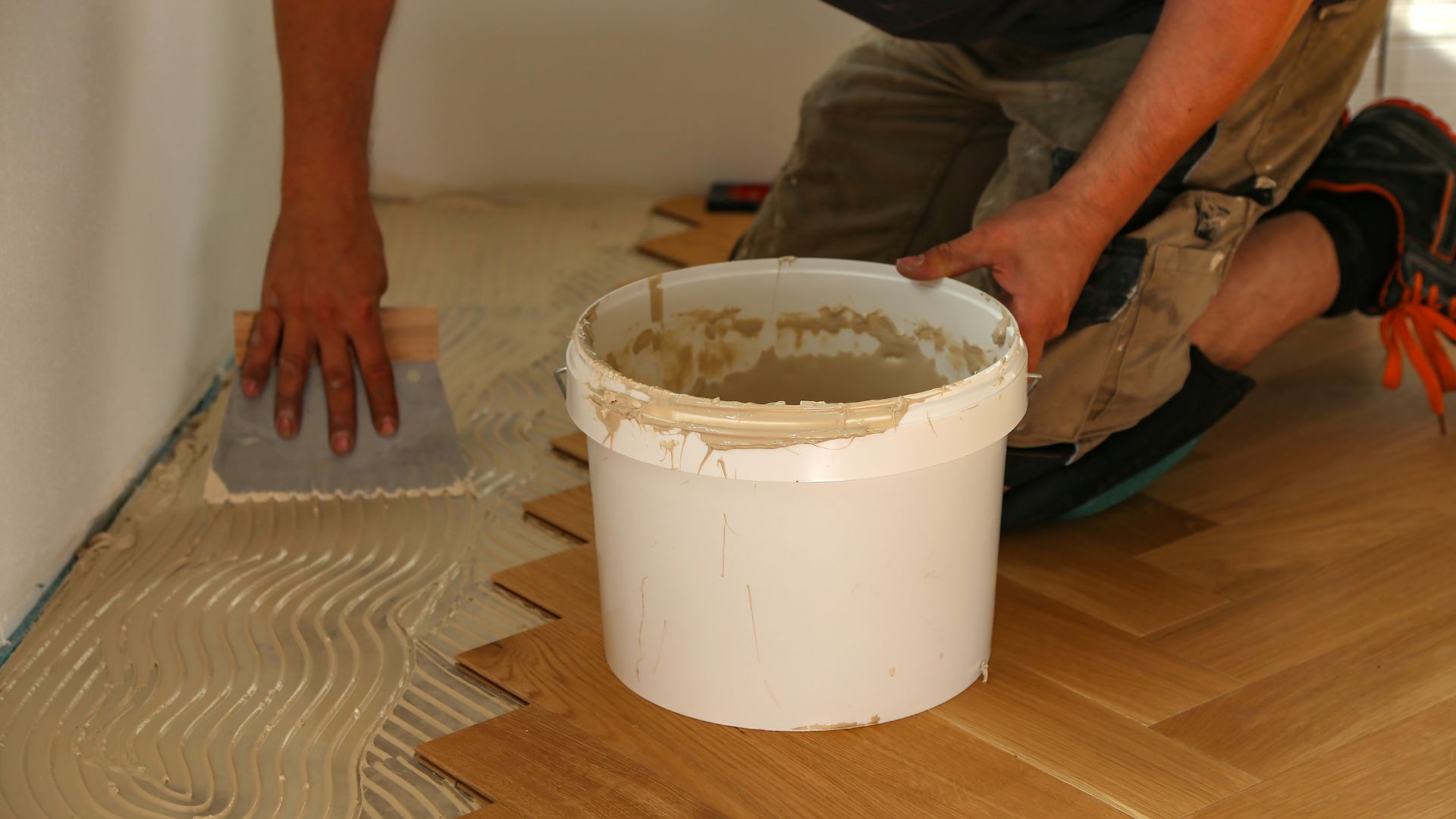 Posa pavimento durante intervento di decorazioni per interni