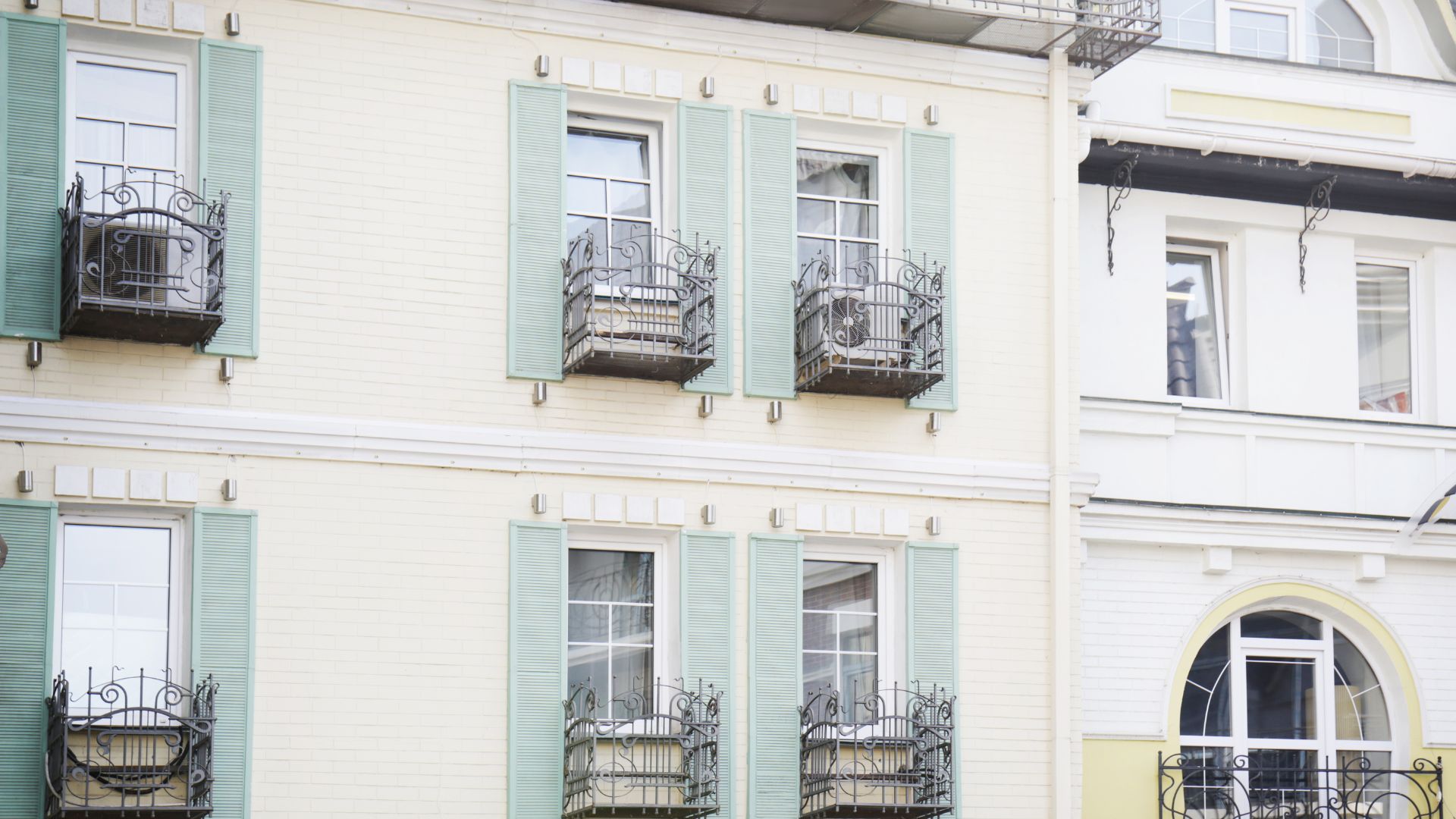 Decorazione esterna su facciata di edificio privato a Rivoli