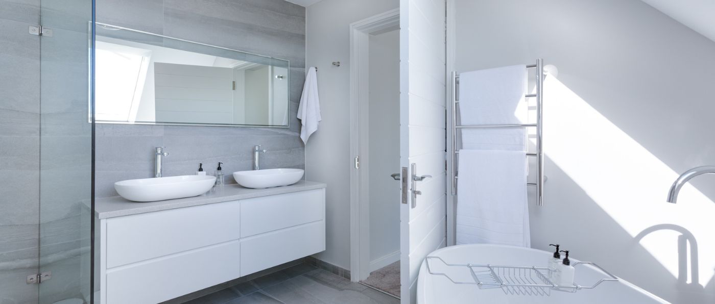 Bagno moderno completato con rifacimento bagno