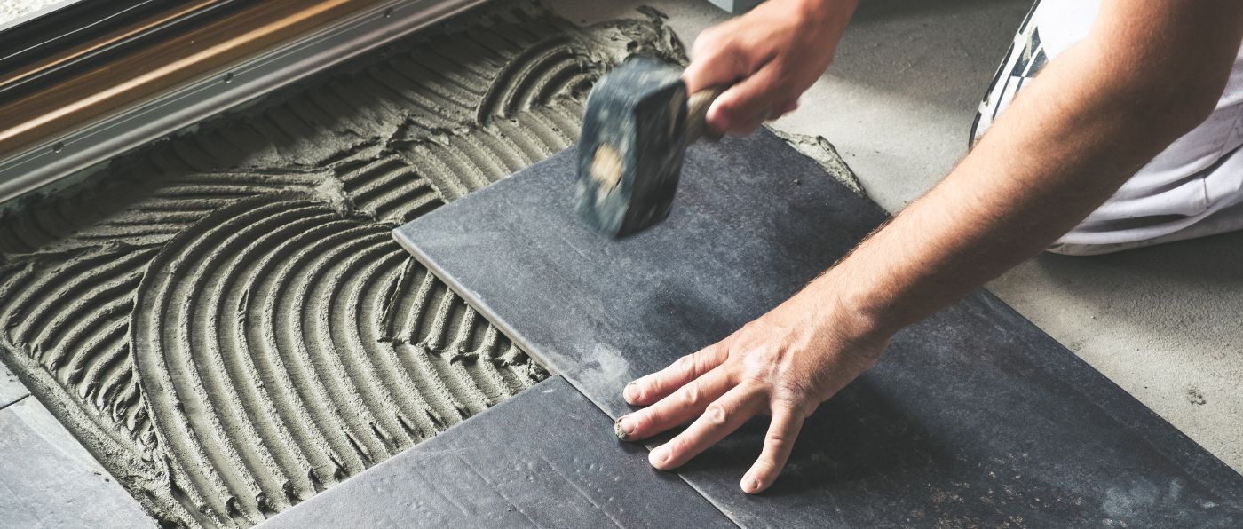 Fase di posa pavimento durante ristrutturazioni chiavi in mano a Rivoli