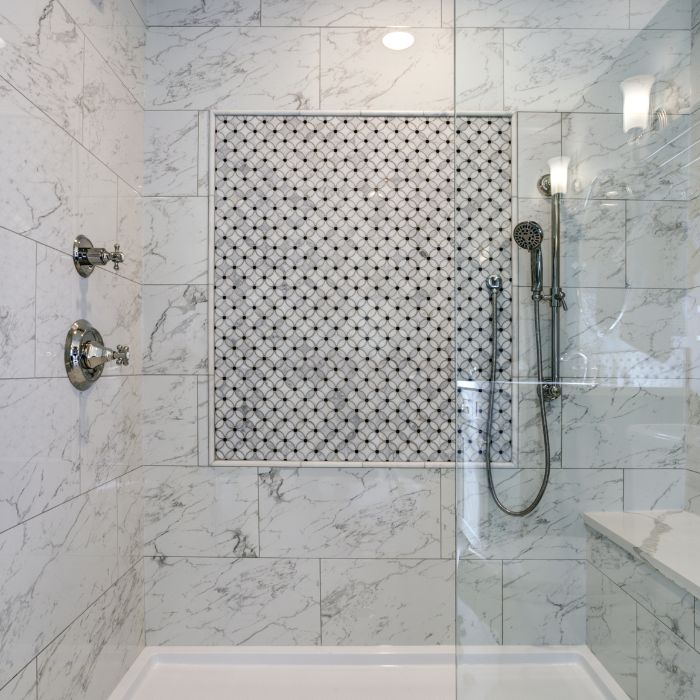 Box doccia ristrutturato con marmo a Rivoli