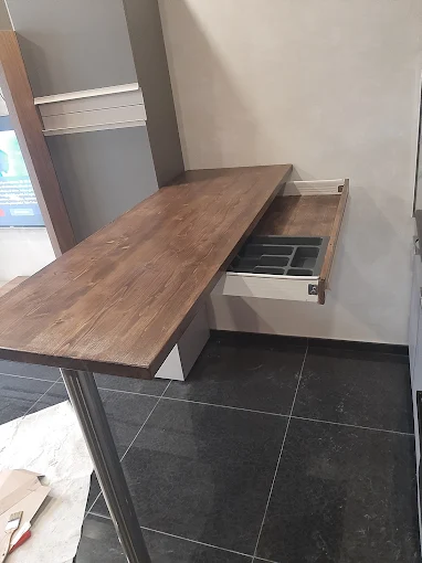 Montaggio mobili su misura durante rifacimento cucina Rivoli con piano in legno e design moderno