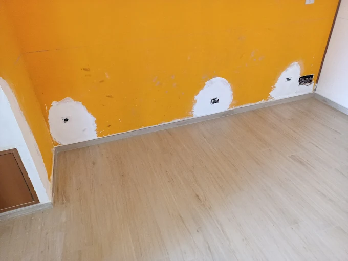 Fase di predisposizione impianti elettrici per rifacimento cucina Rivoli su parete colorata